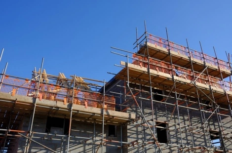 Aplicación de andamios en trabajos de restauración y mantenimiento